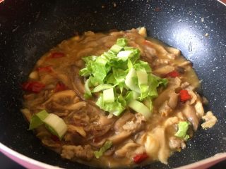 9、菌类下饭菜,这个菌子本身炒的时候会出水,我这里稍微加了点水可以选择不加,看个人喜好将白菜洗净后切块白菜梗先放入锅中