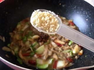 10、菌类下饭菜,加入半勺盐,一勺鸡精调味