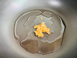 7、香菇豆腐汤,起油锅倒入咸蛋黄