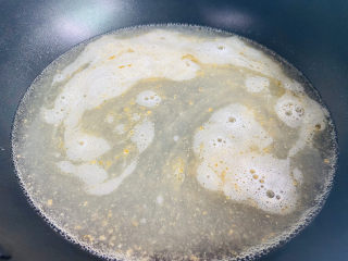 9、香菇豆腐汤,加入饮用水