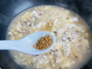 15、香菇豆腐汤,鸡精调味