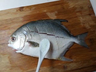 2、生抽金昌鱼,金昌鱼里外抹匀盐腌制半小时