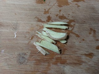 3、生抽金昌鱼,姜切丝
