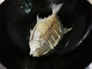 6、生抽金昌鱼,翻面再煎金黄