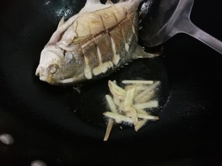 7、生抽金昌鱼,放入姜丝煎出香味