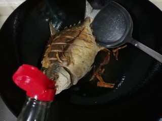 9、生抽金昌鱼,放入两勺生抽