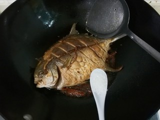 10、生抽金昌鱼,放入一小勺糖