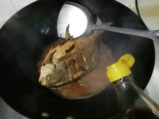 12、生抽金昌鱼,围着锅边放入一勺醋