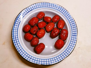 4、红枣南瓜粥,红枣清洗干净，用清水浸泡10分钟。