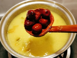 11、红枣南瓜粥,放入红枣。