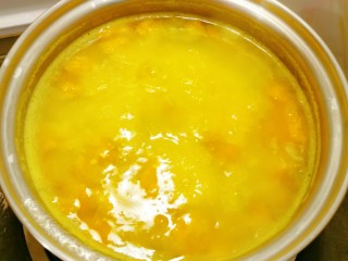 9、红枣南瓜粥,转中小火熬煮。
