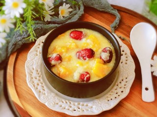 16、红枣南瓜粥,盛入碗里即食。