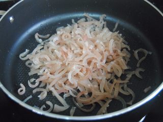 4、豌豆猪皮冻,切成细丝放进锅内，大小很影响口感哦