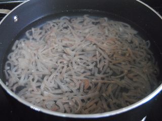 5、豌豆猪皮冻,猪皮和水按照1：3的比例放入锅内，加入料酒