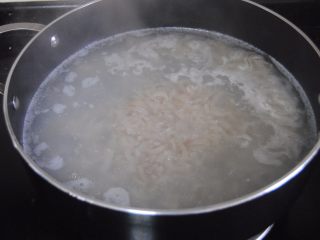 6、豌豆猪皮冻,大火煮沸后转小火焖煮20分钟左右