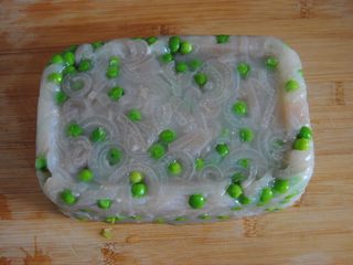 9、豌豆猪皮冻,全部凝结后取出