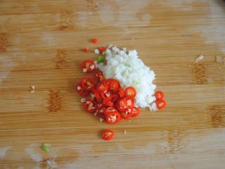 11、豌豆猪皮冻,准备好蒜末和辣椒