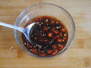 13、豌豆猪皮冻,拌匀至糖盐融化