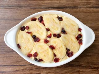 7、燕麦烤香蕉,在燕麦上铺上剩下的一半香蕉片，再撒上蔓越莓。