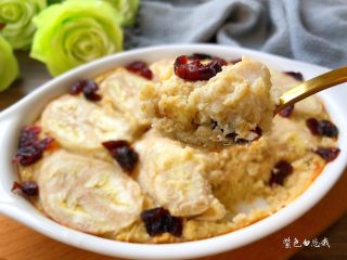 9、燕麦烤香蕉,烤好取出即可开吃，真的特别好吃，比蛋糕还美味呢。