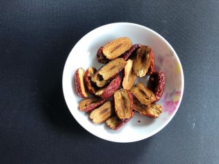 4、甜甜蜜蜜腊八粥,红枣去核。