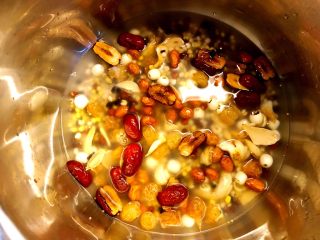 6、甜甜蜜蜜腊八粥,所有食材洗净，放入高压锅中。