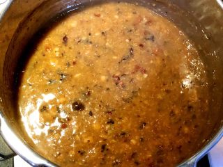 10、甜甜蜜蜜腊八粥,开中小火，一边煮一边搅拌，直到冰糖溶化。