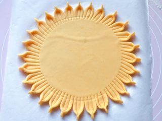 8、富贵花开枣花馍,然后用手将每三条捏在一起，这样枣花馍的底部就制作完成了。