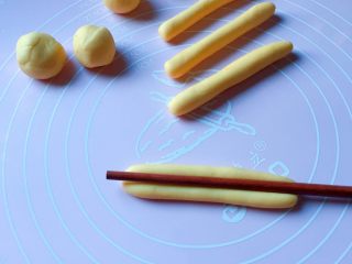 9、富贵花开枣花馍,再取中份面团均匀分成9等份，然后搓成8cm的长条，用筷子从中间压一条直线印痕。