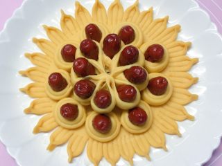 15、富贵花开枣花馍,如图：将制作好的花瓣放在花馍上边的中间部位。