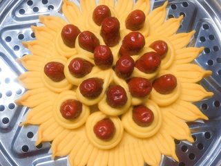 17、富贵花开枣花馍,做好的枣花馍进行二次发酵，观察馒头的体积变大，且表面蓬松起发状态时，上锅蒸制，上汽后蒸20分钟左右，关火焖5分钟即可。