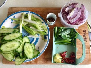 7、给回锅肉找个伴儿➕回锅豆腐回锅肉,黄瓜切片，蒜苗的蒜白蒜叶分别切斜段，姜切姜片，干辣椒去蒂剪成细丝，洋葱切丝，备用