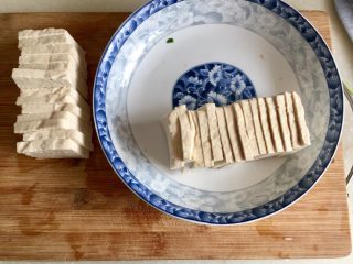 8、给回锅肉找个伴儿➕回锅豆腐回锅肉,卤水豆腐纵切两段，再切均匀薄片，我用了大概2/3的豆腐