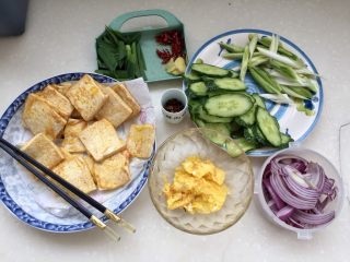 14、给回锅肉找个伴儿➕回锅豆腐回锅肉,豆腐煎好，煎好的蛋分成几块