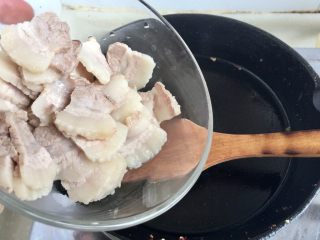 19、给回锅肉找个伴儿➕回锅豆腐回锅肉,我偷懒用刚才煎豆腐的煎锅，实在不好翻炒，大家别学我，还是用炒锅比较放便