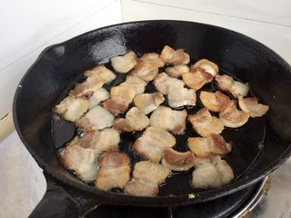 21、给回锅肉找个伴儿➕回锅豆腐回锅肉,剩下的两块五花肉实在有些肥啊，煸出很多猪油。把煎好的肉片拣出，多余的猪油倒出，留底油