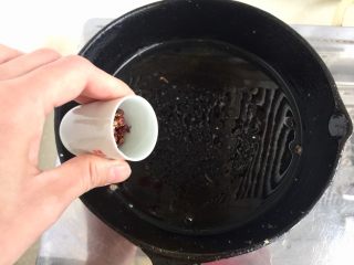 23、给回锅肉找个伴儿➕回锅豆腐回锅肉,放入花椒小火煸香后，把花椒捞出留底油