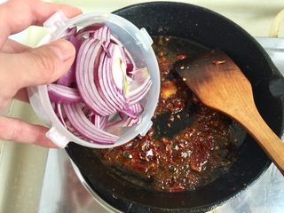 26、给回锅肉找个伴儿➕回锅豆腐回锅肉,加入洋葱煸香