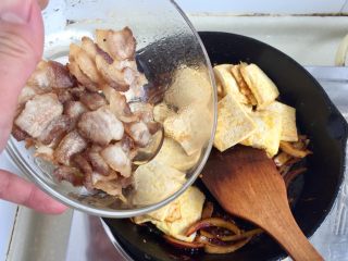 28、给回锅肉找个伴儿➕回锅豆腐回锅肉,加入五花肉，翻炒均匀