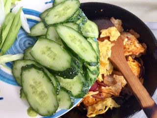 30、给回锅肉找个伴儿➕回锅豆腐回锅肉,加入黄瓜片翻炒均匀