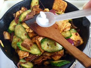 32、给回锅肉找个伴儿➕回锅豆腐回锅肉,加入一小勺白糖提鲜，翻炒均匀