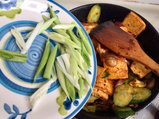 33、给回锅肉找个伴儿➕回锅豆腐回锅肉,加入蒜白翻炒均匀