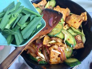 34、给回锅肉找个伴儿➕回锅豆腐回锅肉,出锅前加入蒜叶