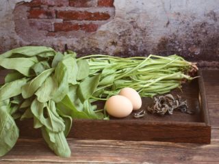 1、木耳菠菜炒鸡蛋,准备好食材：菠菜、木耳、鸡蛋。