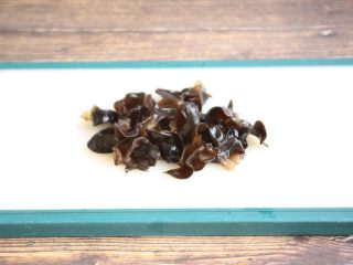 6、木耳菠菜炒鸡蛋,将木耳撕成小朵。