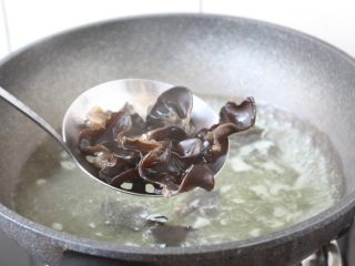 7、木耳菠菜炒鸡蛋,将木耳放在开水里煮1分钟，然后捞出过凉水，沥干水分备用，