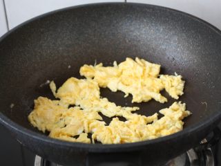 9、木耳菠菜炒鸡蛋,将鸡蛋炒熟盛出备用。