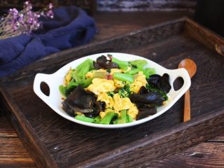 15、木耳菠菜炒鸡蛋,成品图。