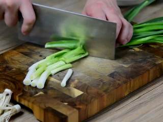 3、红烧牛腩炖萝卜—入冬了，来上这一锅马上让你整个人都暖起来,青蒜切段。