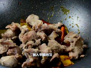 8、红烧牛腩炖萝卜—入冬了，来上这一锅马上让你整个人都暖起来,倒入牛腩炒匀。